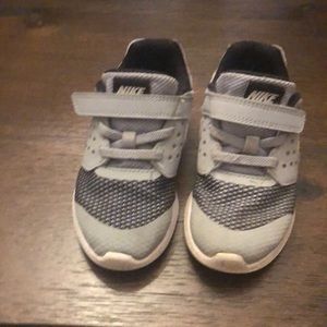 NEW I NIKE KID'S GREY DOWNSHIFTER ATHLETIC SHOES